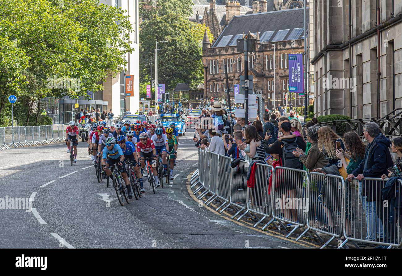 Das Peloton des UCI Elite Women's World Championship Road Race 2023 biegt von der University Avenue rechts in die Byres Road im West End von Glasgow ein Stockfoto