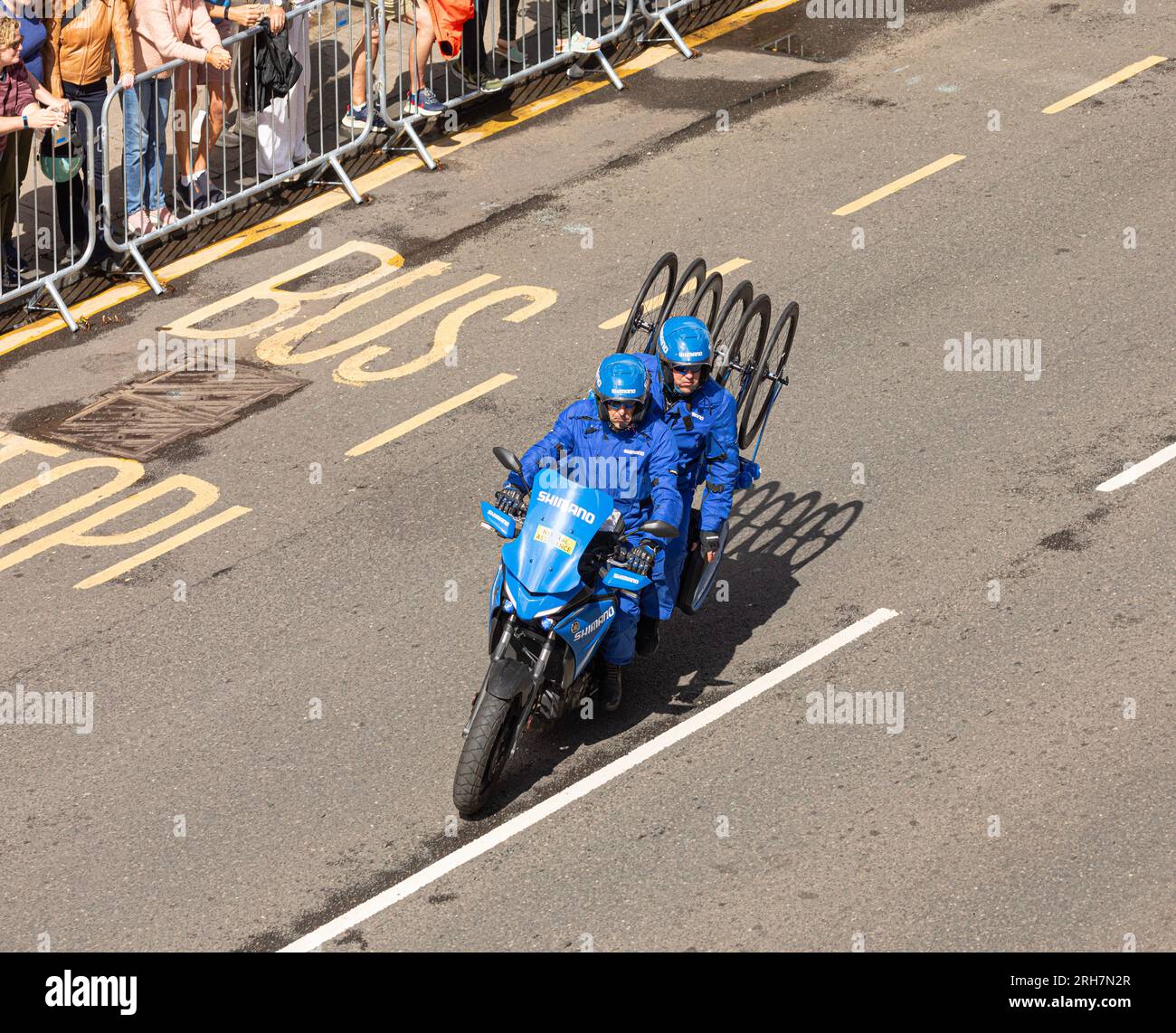 Erhöhter Blick auf ein Shimano „neutral Assistance“ Motorrad mit Fahrradrädern, das das UCI-Weltmeisterschaftsrennen für Frauen in Glasgow unterstützt Stockfoto