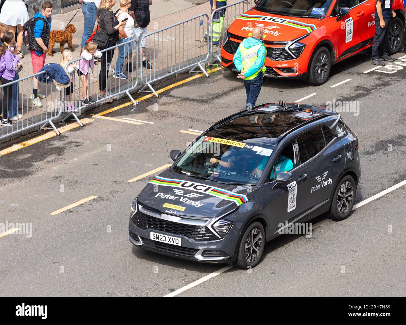 Erhöhte Sicht auf das Auto des Renndirektors, das einige Sekunden vor dem WM-Spitzenrennen für Frauen in Glasgow auf der Byres Road fährt. Stockfoto