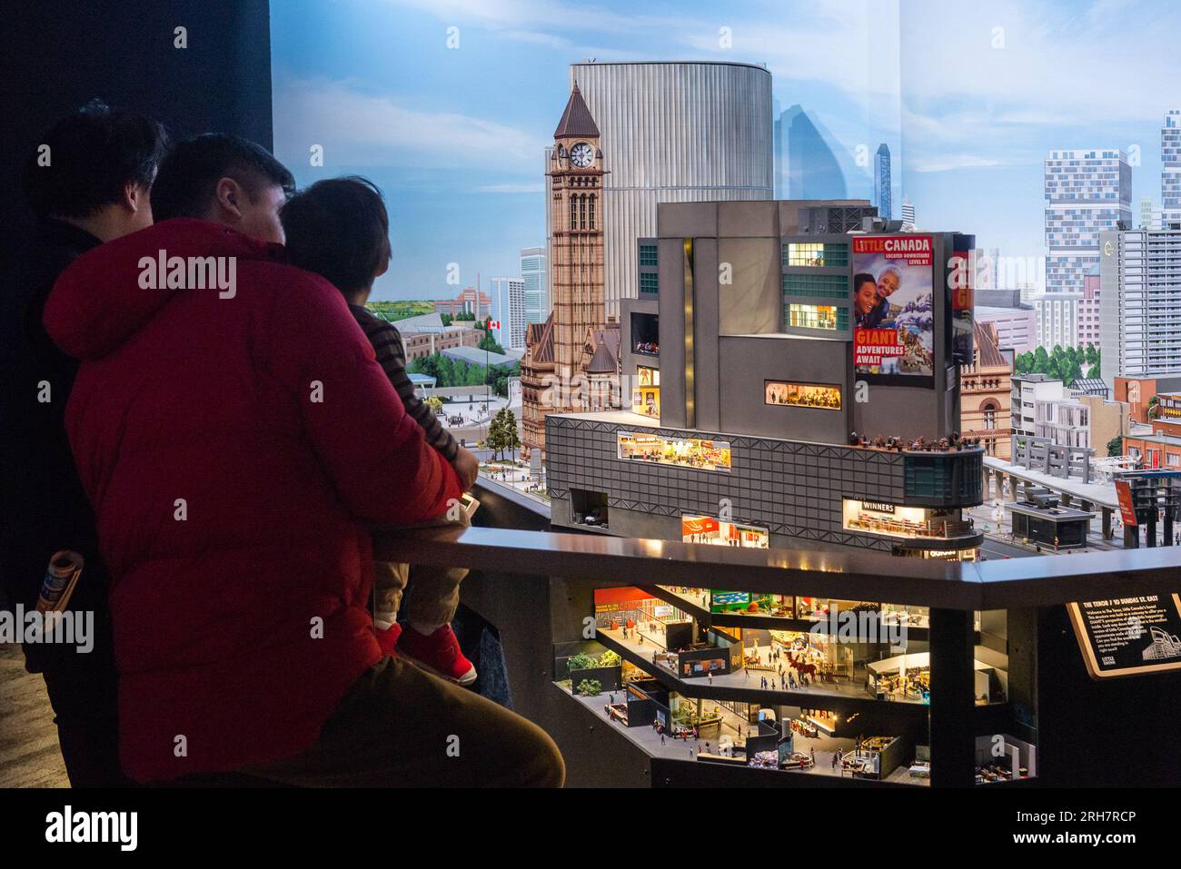 Toronto, ON, Kanada - 4. Juni 2023: Besucher sehen die Ausstellung in der Miniaturattraktion berühmter kanadischer Plätze in der Little Petite Canada-Ausstellung Stockfoto