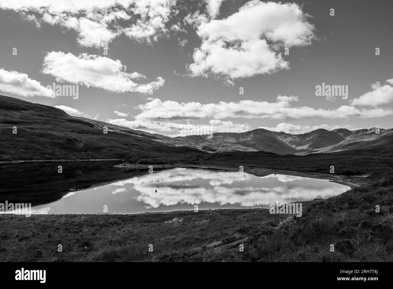 Blick auf Loch und Berge im Hochland von Scotlands in Schwarz-weiß Stockfoto