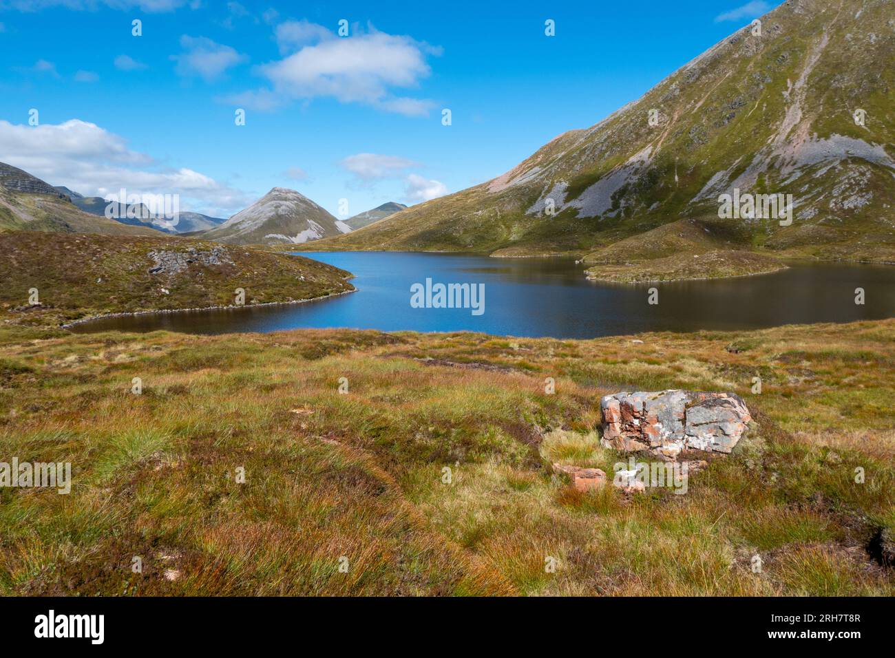 Blick auf Loch und Berge in den schottischen Highlands Stockfoto