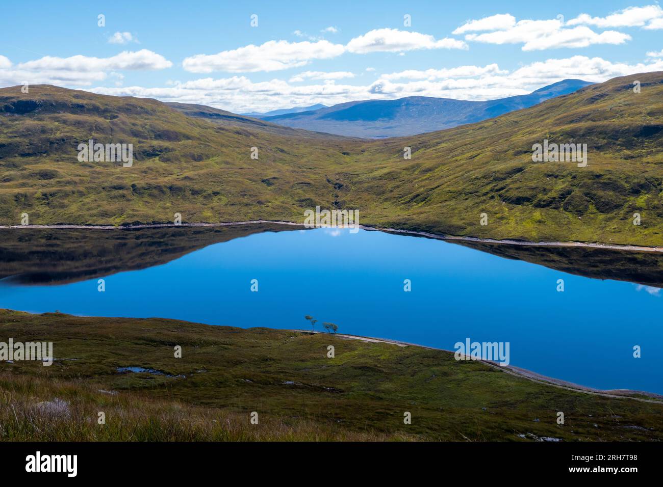 Blick auf Loch und Berge in den schottischen Highlands Stockfoto