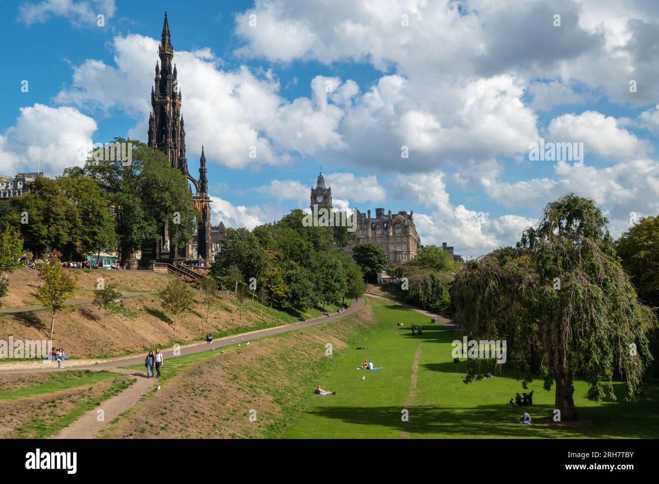 Blick auf Park und Scott Monument in Edinburgh Stockfoto