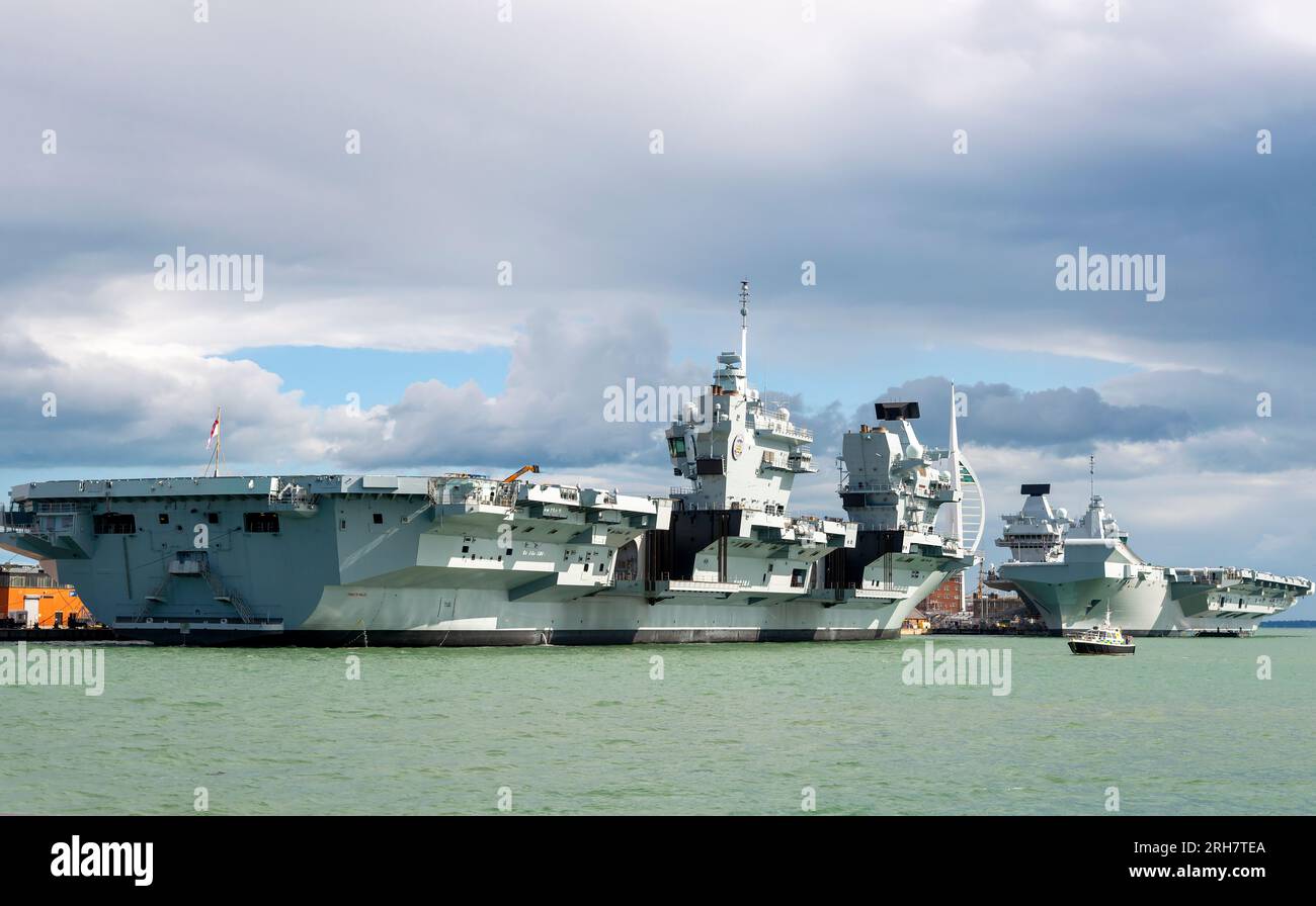 Die Flugzeugträger der Royal Navy, HMS Prince of Wales und HMS Queen Elizabeth, legten im August 2023 in Portsmouth, England, an. Stockfoto
