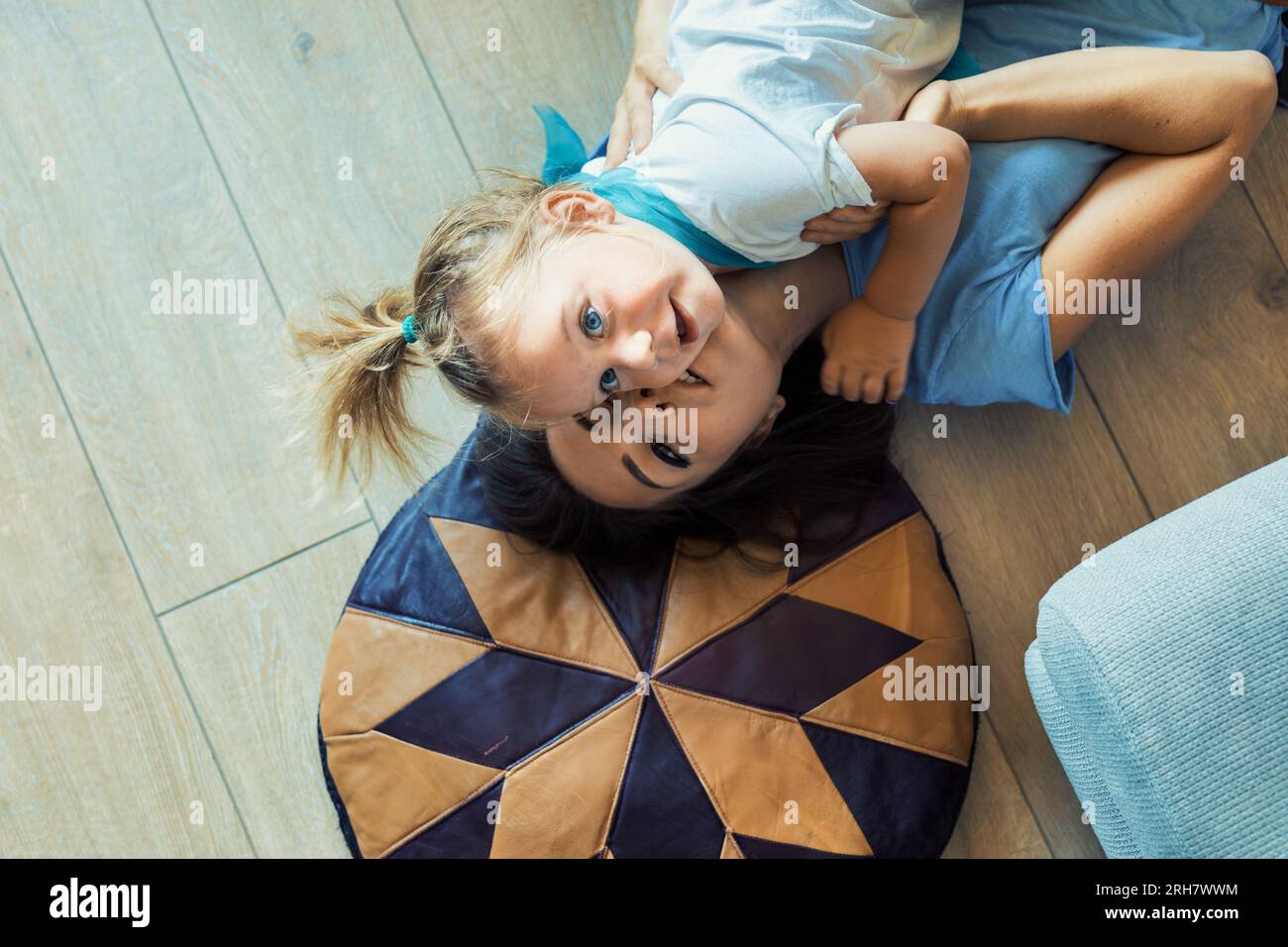 Inmitten einer Ära des öffentlichen Lebens schätzen eine junge mutter und ein kleines Kind ihre privaten Momente, die sich inmitten der sicheren Wände des Hauses befinden Stockfoto