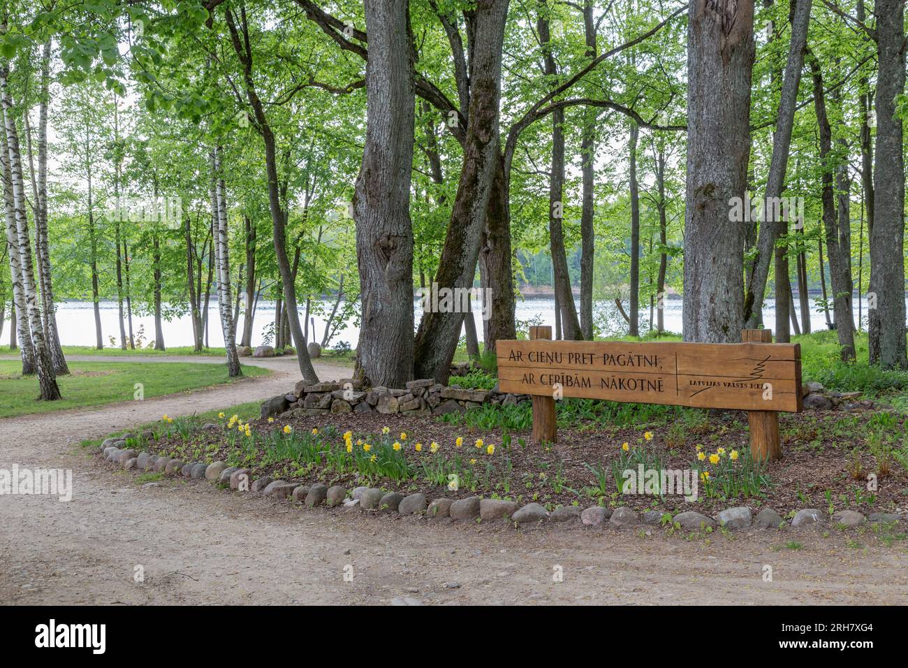 Koknese, Lettland. Mai 2023. Eine Landschaft im Gedenkpark Liktendarzs (der Garten des Schicksals). Stockfoto