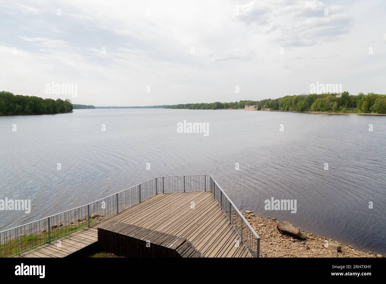 Blick auf den Fluss Daugava und die Ruinen der Kokneses Burg vom Gedenkpark Liktendarzs (der Garten des Schicksals). Stockfoto