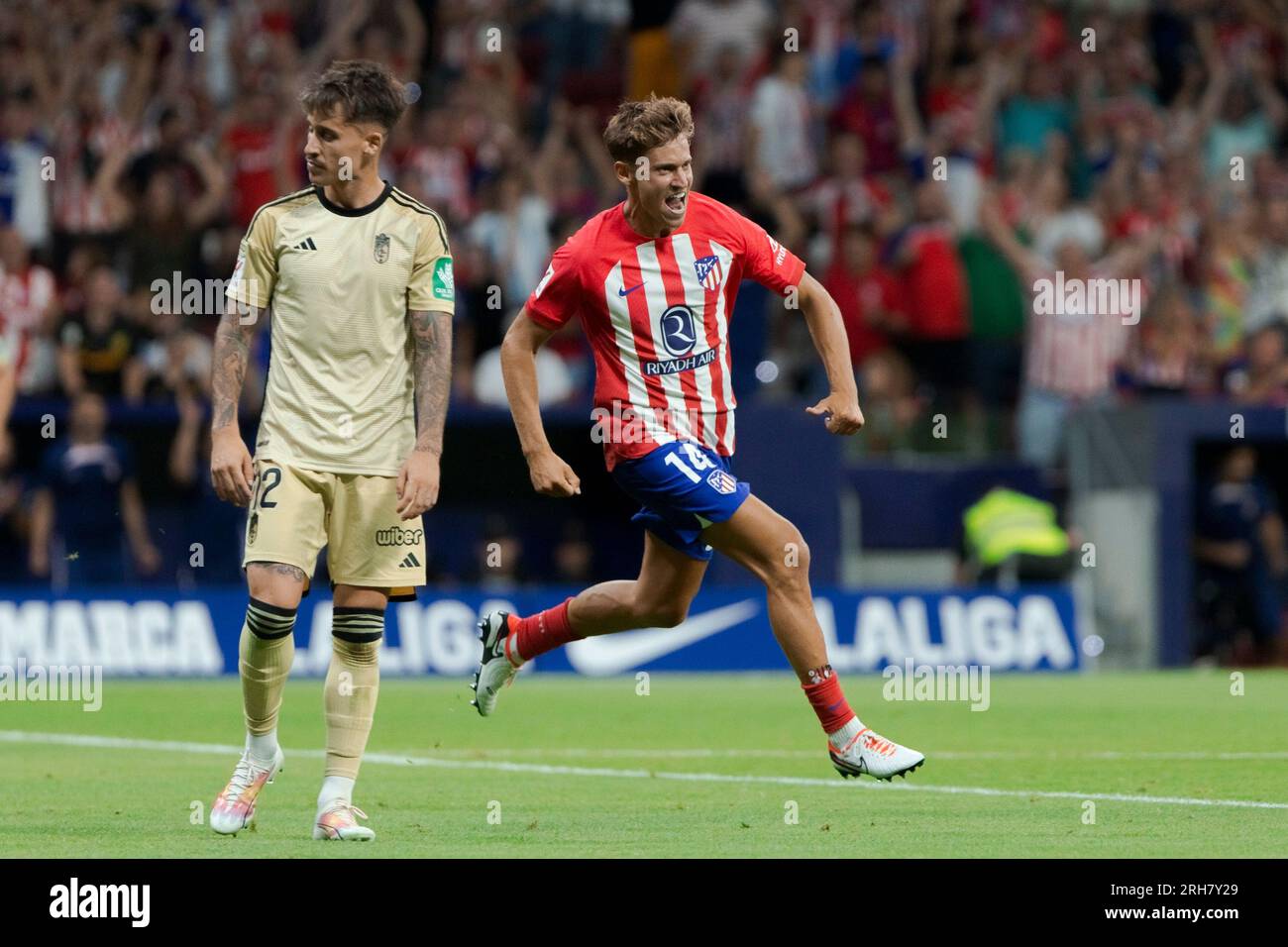 Madrid, Spanien. 14. Aug. 2023. MADRID, SPANIEN - AUGUST 14: Marcos Llorente von Atletico de Madrid hat beim LaLiga EA Sports 2023/24-Spiel zwischen Atletico de Madrid und Granada am 14. AUGUST 2023 im Civitas Metropolitano Stadion in Madrid ein Tor geschossen. ( Kredit: Guillermo Martinez/Alamy Live News Stockfoto