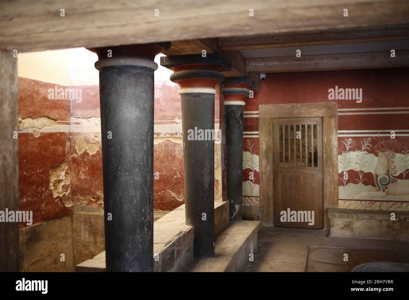 Rote und schwarze Säulen in einem restaurierten, zerstörten Palast in Knossos Stockfoto