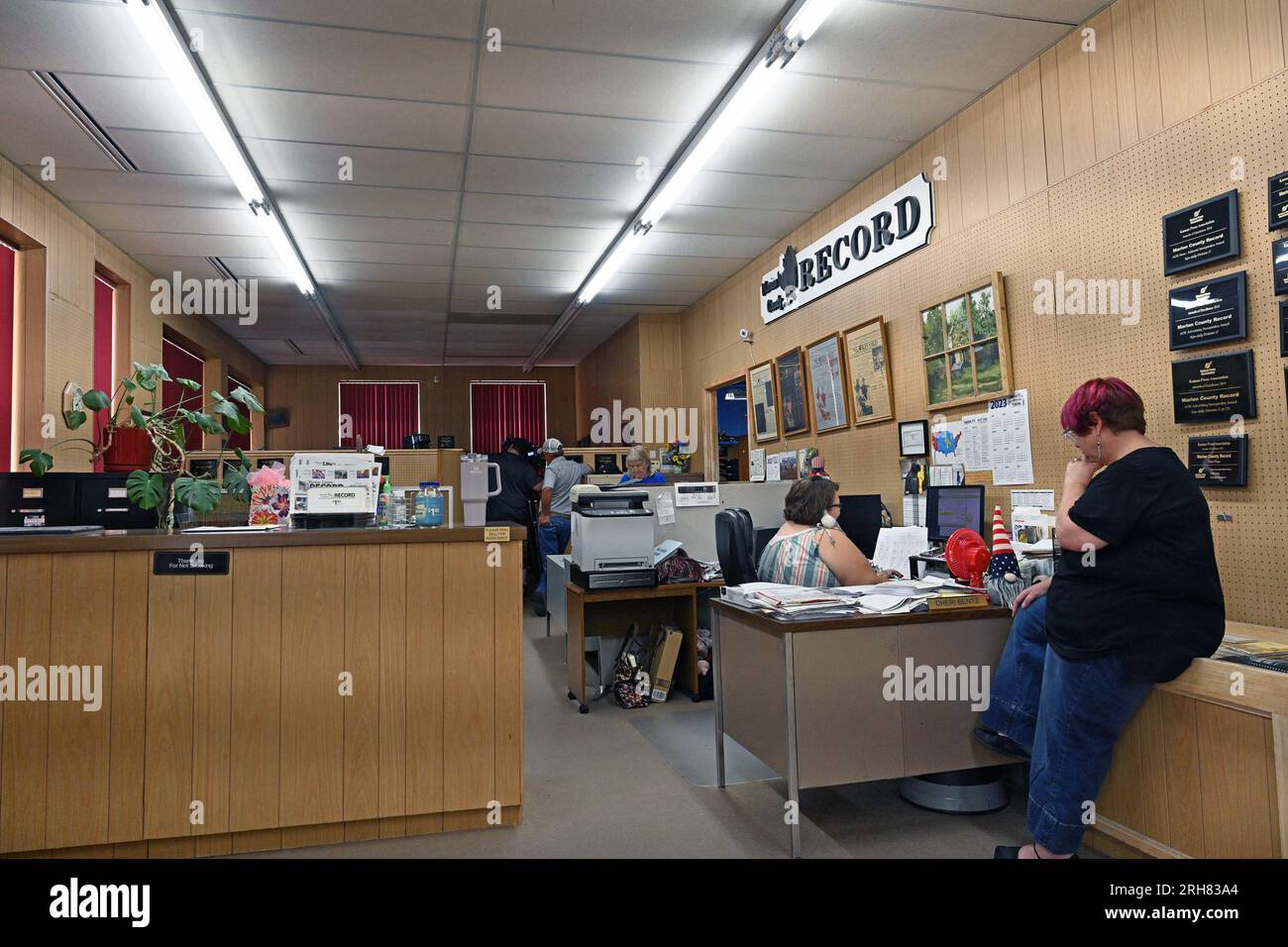 MARION, KANSAS - heute, 14. AUGUST 2023View, im Zeitungsbüro nach dem beispiellosen Überfall am Freitag, von lokalen Strafverfolgungsbeamten, die Computer, Handys und Berichtsmaterial vom Marion County Record Office, den Zeitungsreportern und dem Haus des Verlegers beschlagnahmt haben. Kredit: Mark Reinstein/MediaPunch Stockfoto