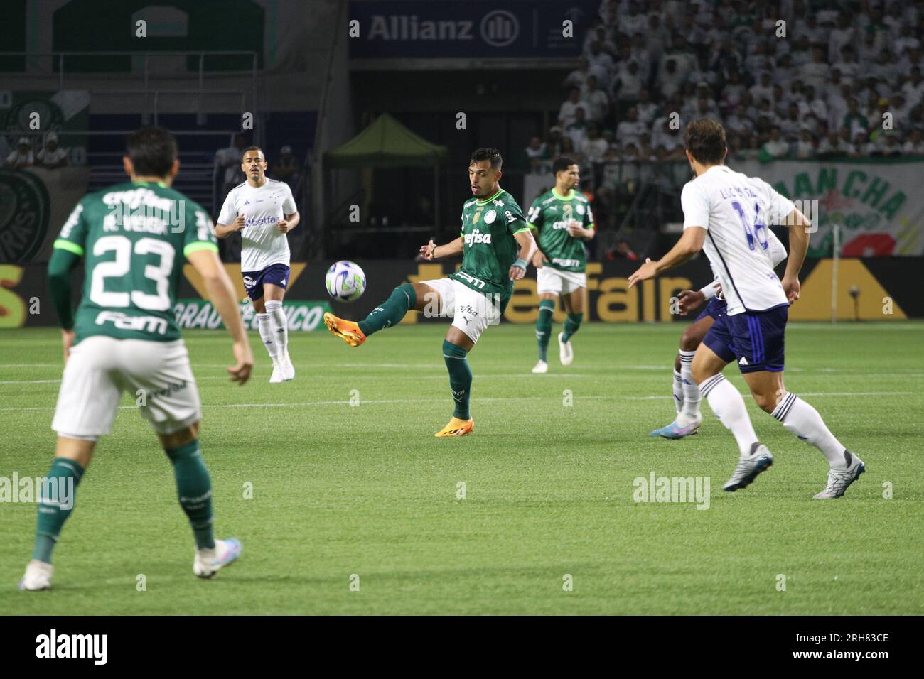 Sao Paulo, Sao Paulo, Brasilien. 14. Aug. 2023. Sao Paulo (SP), 08/14/2023 - BRAZILEIRO/PALMEIRAS X CRUZEIRO - Spiel zwischen Palmeiras und Cruzeiro, gültig für die 19. Runde der brasilianischen Fußballmeisterschaft 2023 im Allianz Parque im Westen von Sao Paulo am Abend dieses Montag, den 14. August 2023. (Kreditbild: © Fabricio Bomjardim/TheNEWS2 via ZUMA Press Wire) NUR REDAKTIONELLE VERWENDUNG! Nicht für den kommerziellen GEBRAUCH! Stockfoto