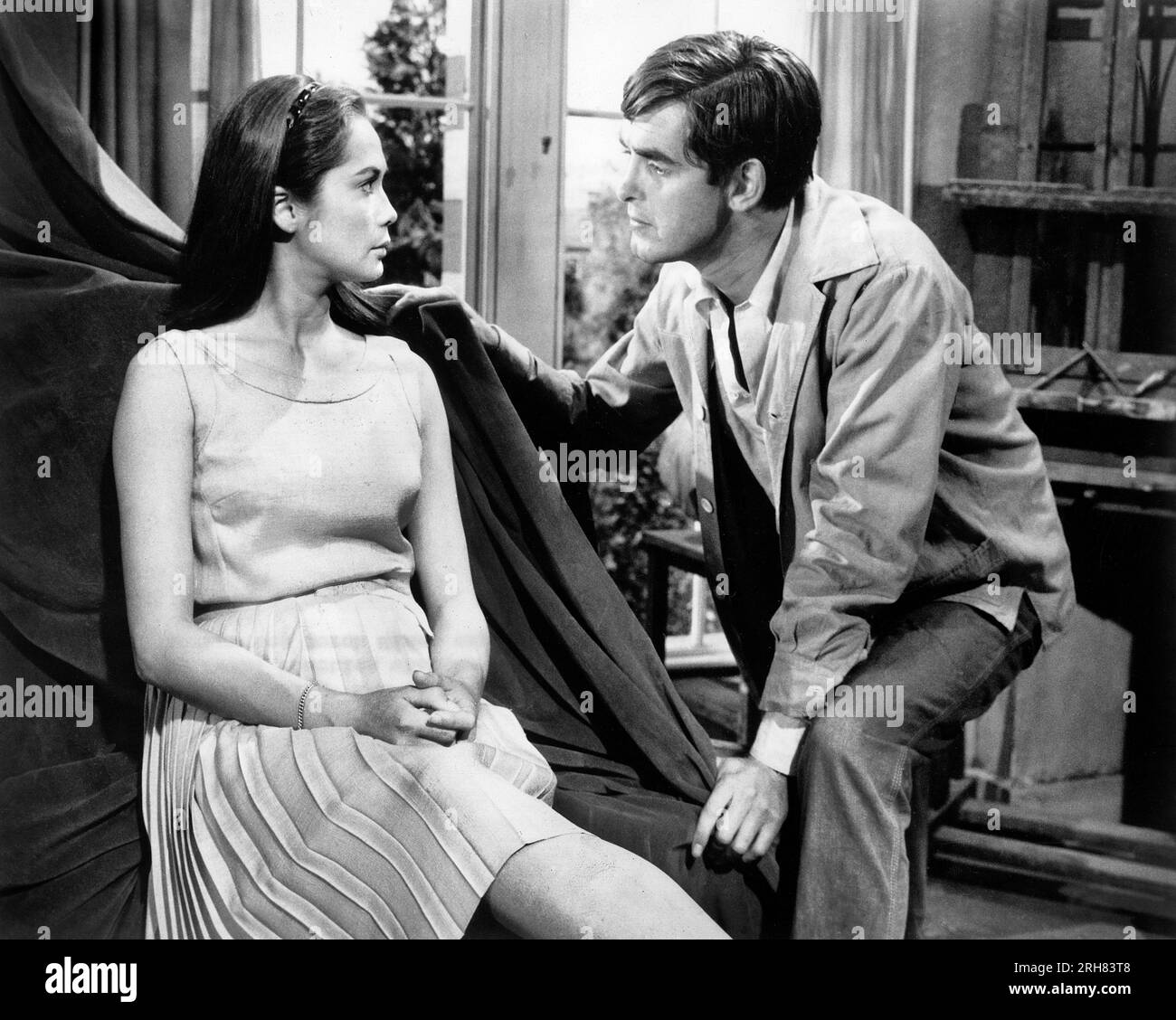 Nancy Kwan, Derek Nimmo, am Set des britischen Films, "Tamahine", Warner-Pathe, MGM, 1963 Stockfoto