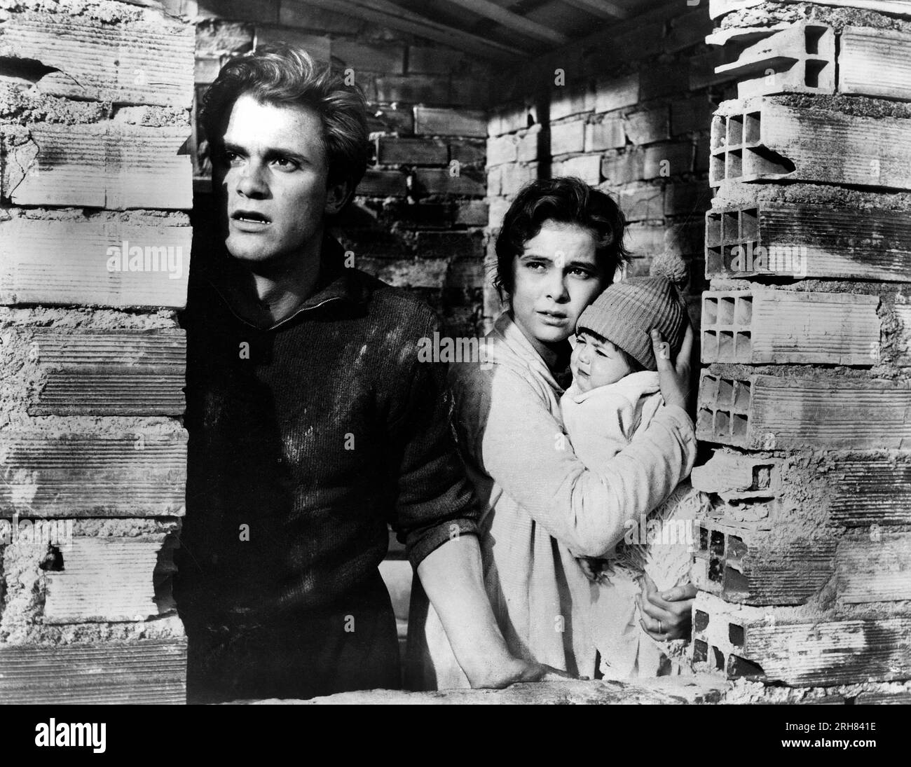 Giorgio Listuzzi, Gabriella Pallotta, am Set des italienischen Films, „The Roof“, italienischer Titel: „Il Tetto“, Titanus, Compass Film, 1956, US-Veröffentlichung über Trans-Lux Films, 1959 Stockfoto