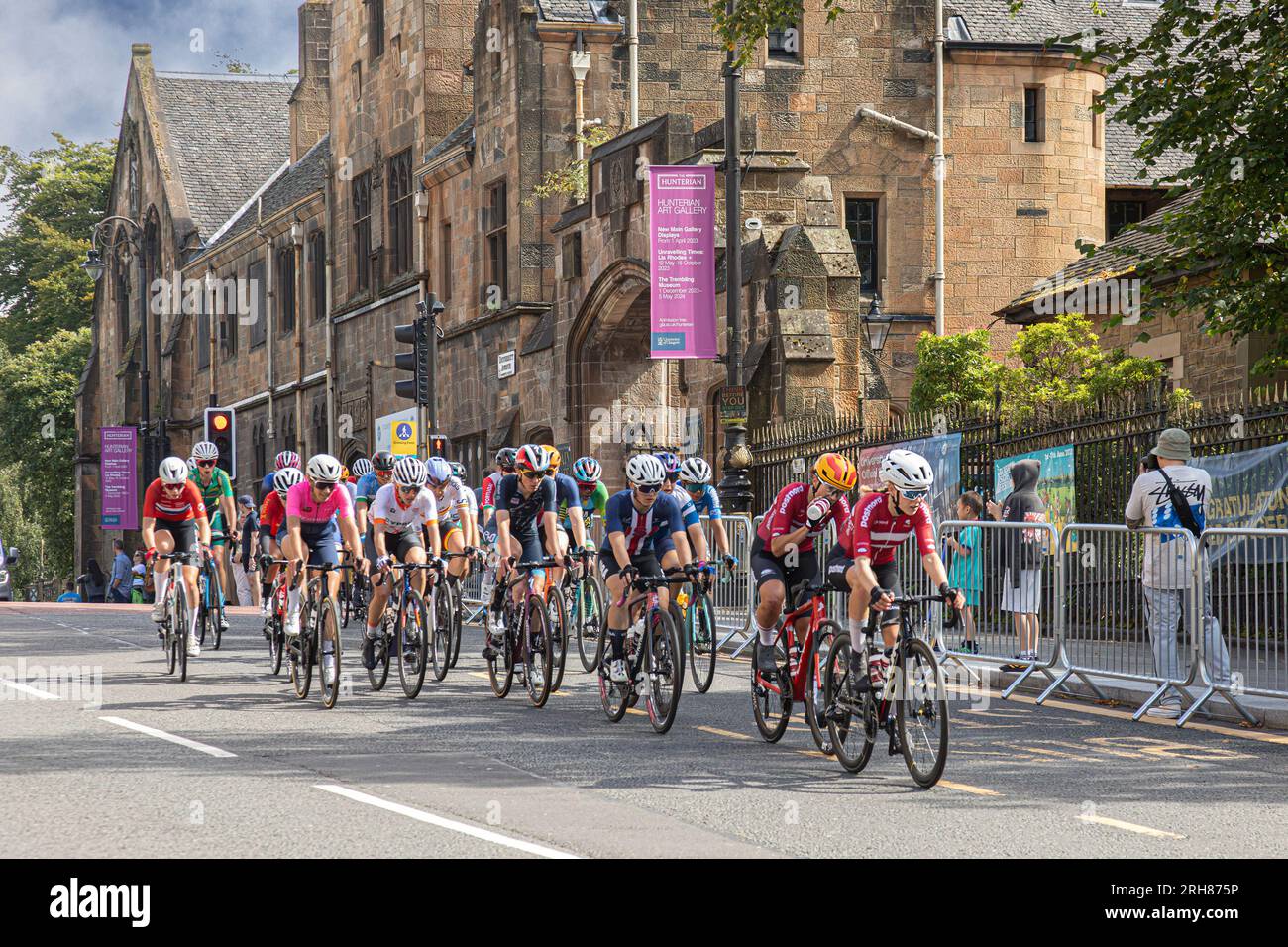 UCI Elite-Frauen-Weltmeisterschaft Straßenrennen 2023. Das Peloton radelt durch die University Ave mit dem McIntyre Gebäude der University Unique. Hinter. Stockfoto