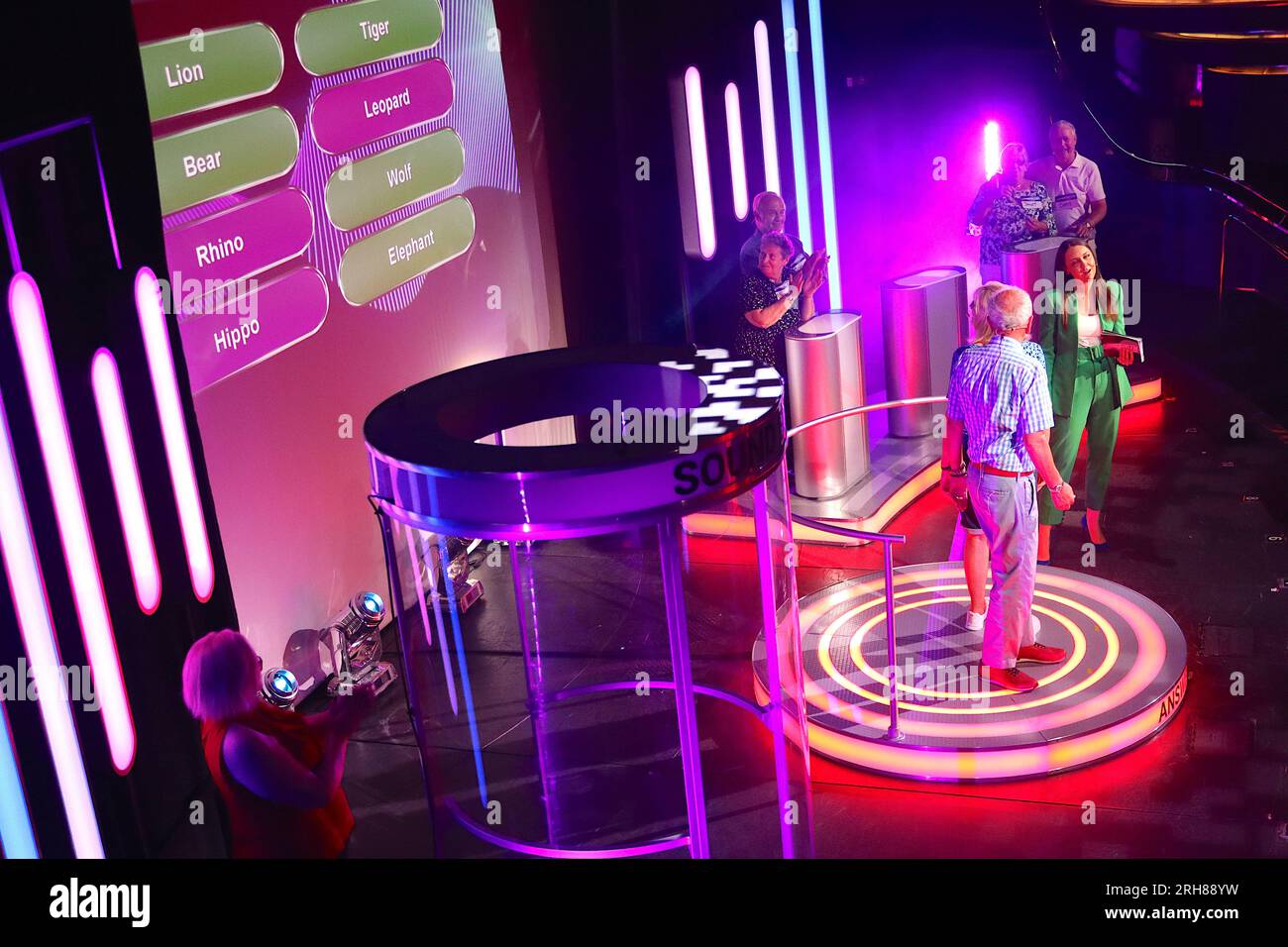 Die Teilnehmer Maraget & Steve beantworten dieselbe Frage, die sie den anderen Paaren gestellt haben, um zu sehen, ob sie auf derselben Wellenlänge sind. Stockfoto