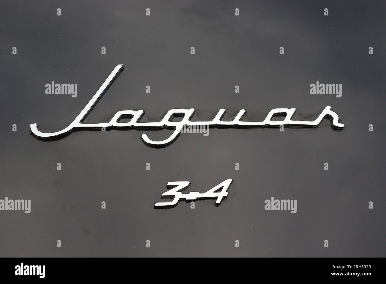 Chrom-Emblem auf dem Kofferraumdeckel einer 1957 Jaguar 3,4 Liter Mk I Sportlimousine, eine furchterregende Bestie, aber erfolgreich im Wettbewerb, August 2023. Stockfoto