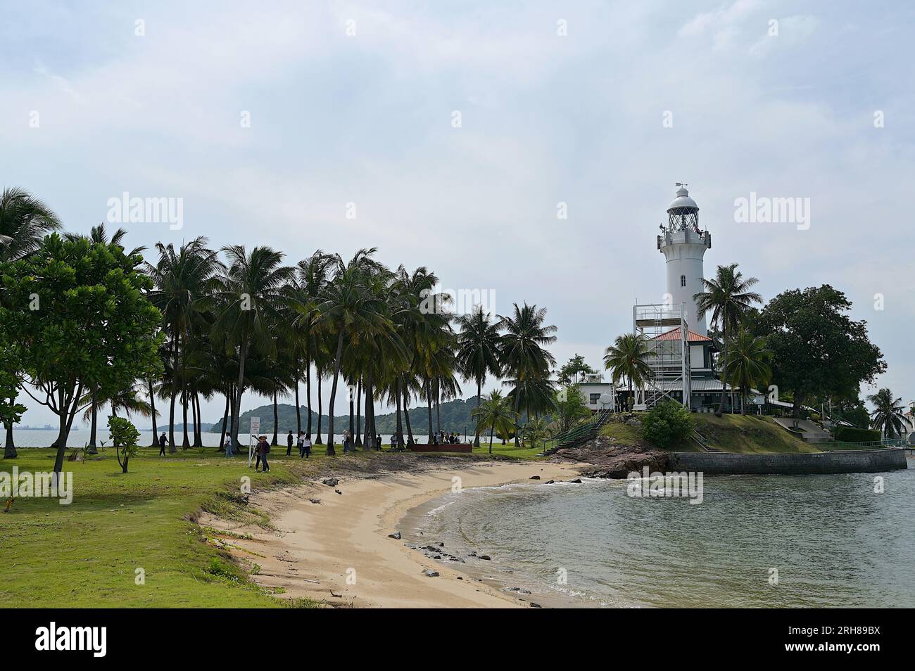 Blick auf Pulau Satumu, die südlichste Insel vor der Hauptinsel von Singapur, und den Raffles Leuchtturm in der Straße von Singapur. Stockfoto