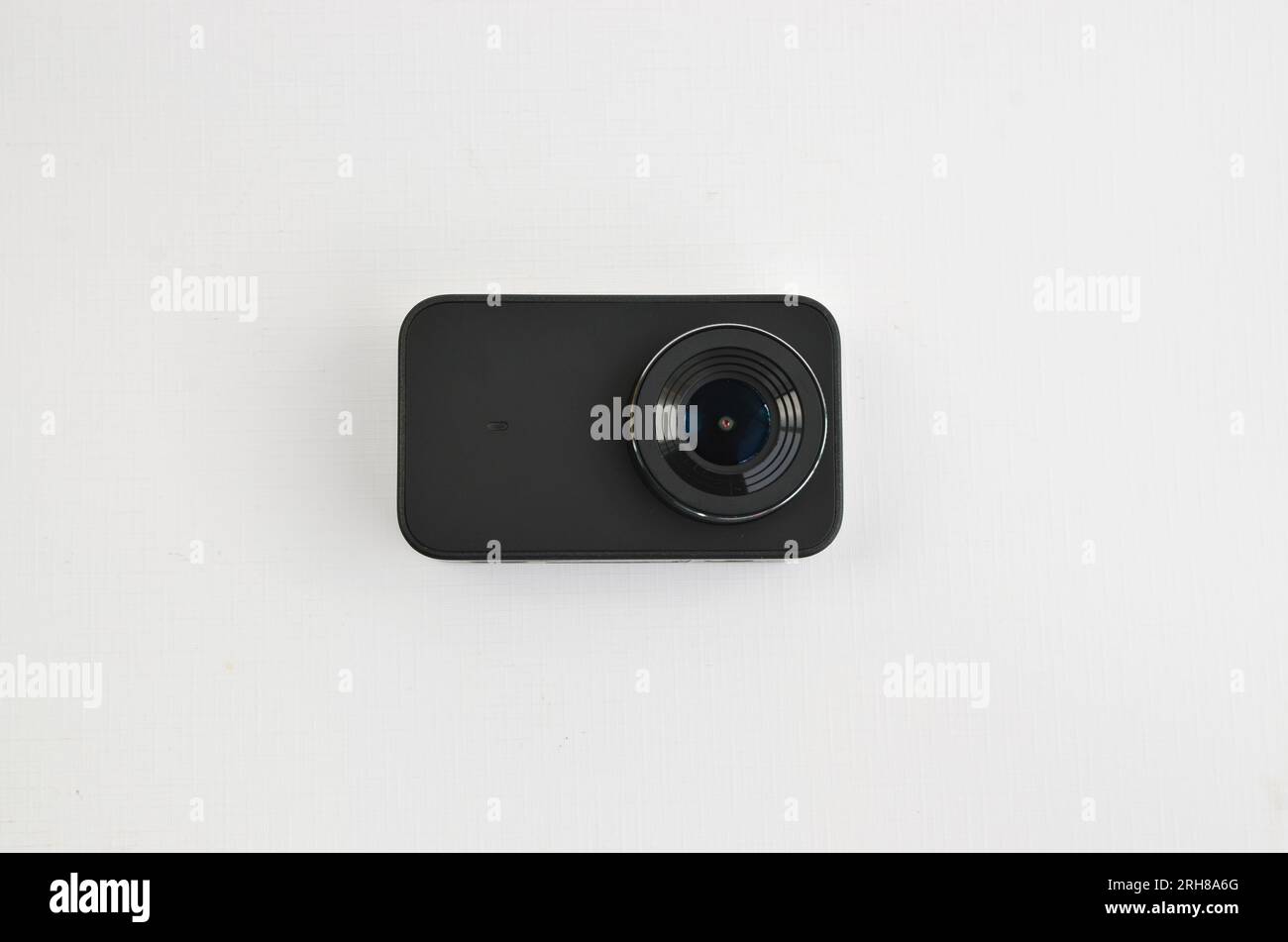 Seien Sie Regisseur Ihrer eigenen Geschichte mit dieser schwarzen 4K-cm-Action-Kamera, die einzigartige Momente festhält. Stockfoto