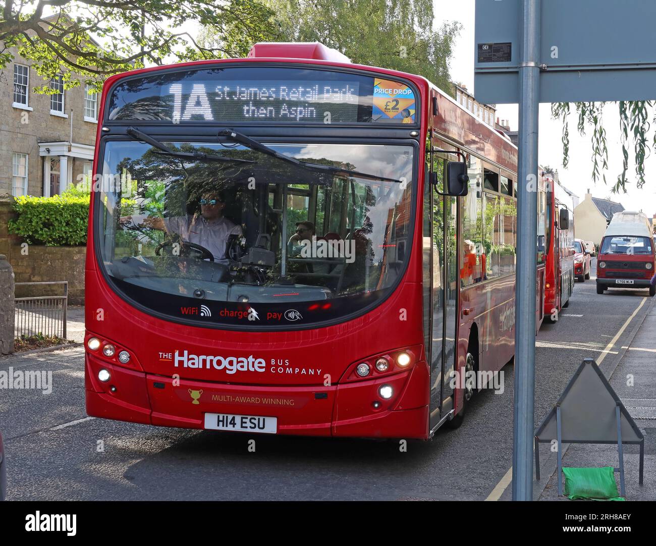 Harrogate Bus Company Bus 1A öffentliche Verkehrsmittel, im Stadtzentrum von Knaresborough, H14 ESU, North Yorkshire, England, Vereinigtes Königreich, HG5 0AA Stockfoto