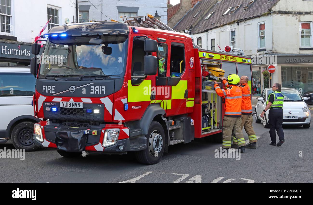 Knaresborough Fire & Rescue Team besucht ein Fahrzeug-Benzinleck in Market PL, Knaresborough, North Yorkshire, England, Vereinigtes Königreich, HG5 8AL - YJ18 MVN Stockfoto