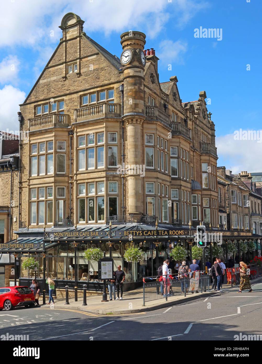 Bettys Cafe Tea Rooms Café & Shop, Montpellier Parade / 1 Parliament St, Harrogate, North Yorkshire, England, UK , HG1 2QU Stockfoto