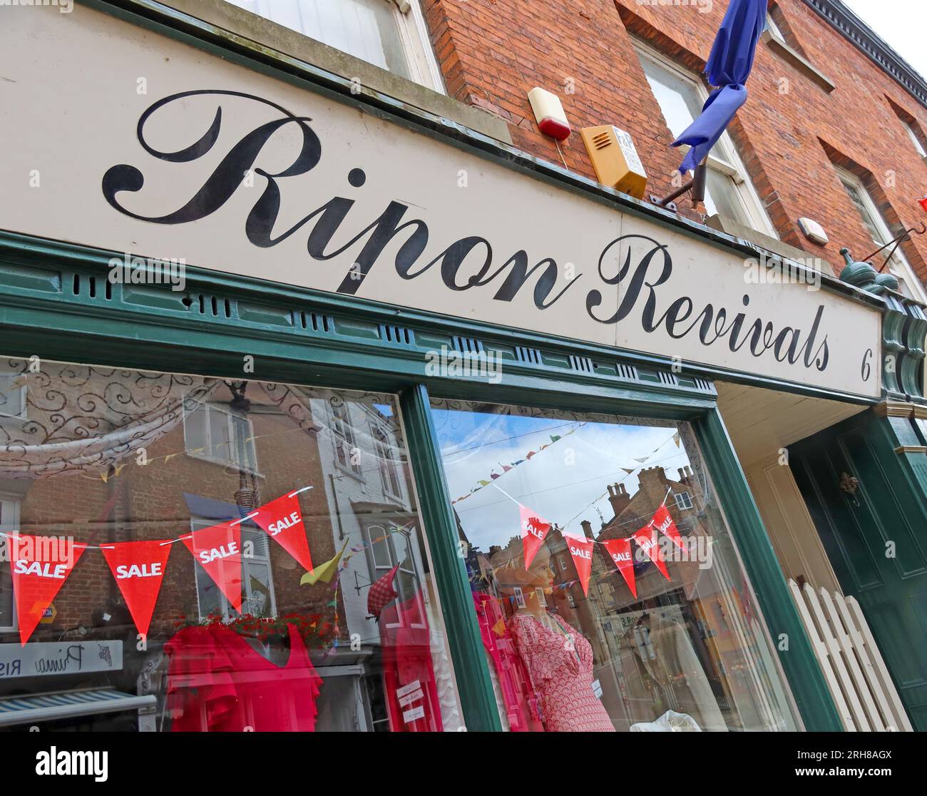 Unabhängiger Einzelhandel in Kleinstädten, Ripon Revivals Preloved Agency, 6 Kirkgate, Ripon Town Centre, North Yorkshire, England, UK, Stockfoto