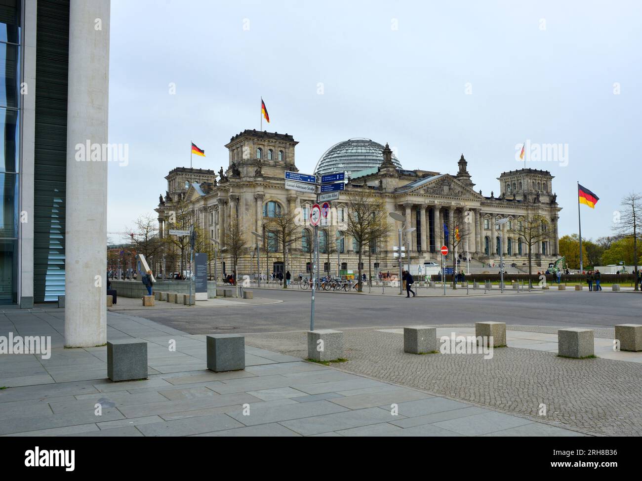 Berlin, Deutschland, Blick auf den Deutschen Reichstag, Verkehr und vorbeifahrende Touristen Stockfoto