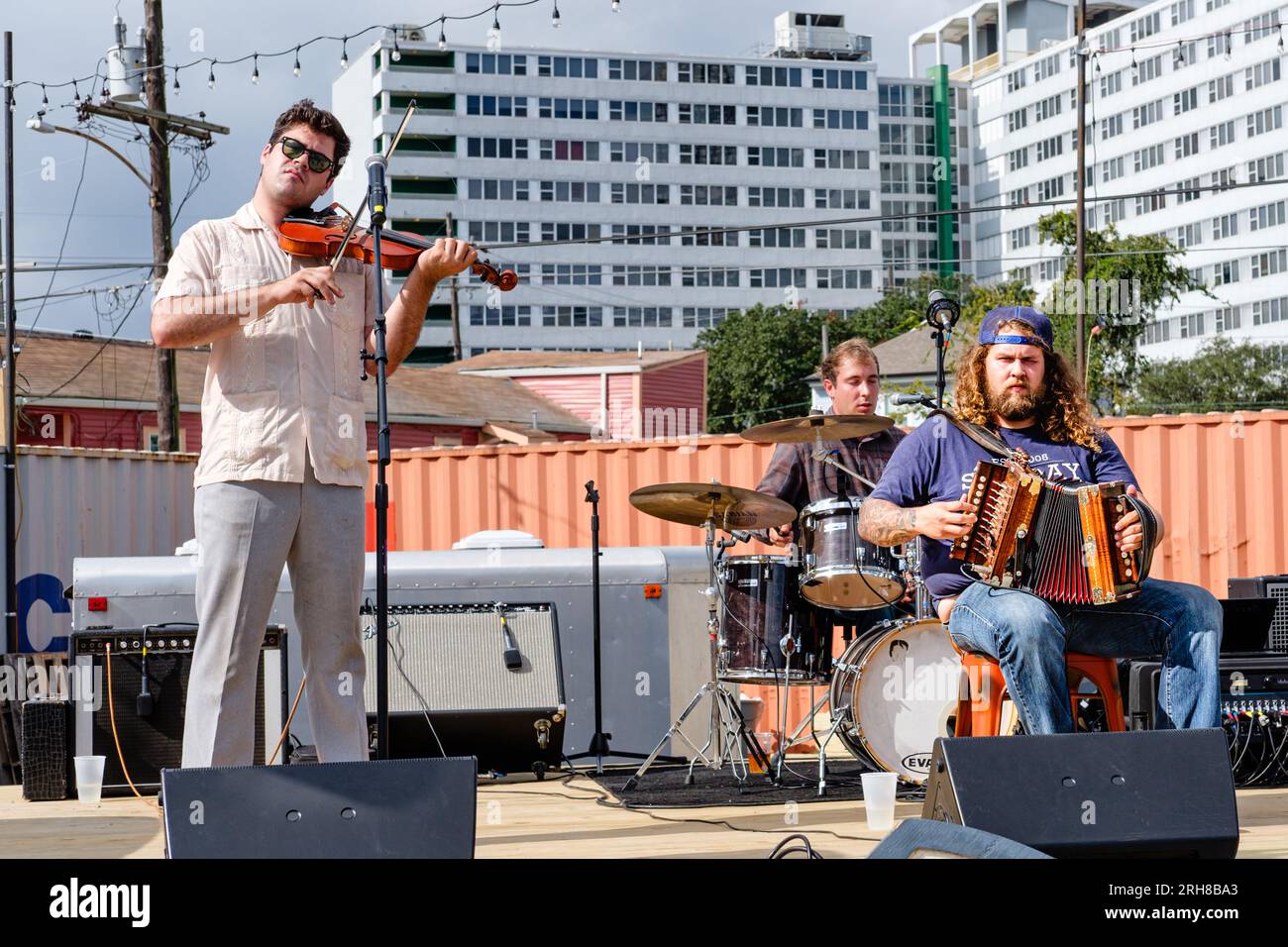 NEW ORLEANS, LA, USA - 18. NOVEMBER 2017: Cajun-Band tritt auf der Bühne in einer Boucherie im Central City BBQ Restaurant auf Stockfoto