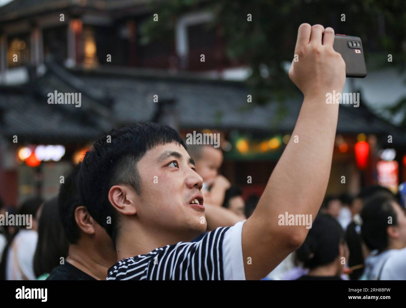 NANJING, CHINA - 14. AUGUST 2023 - Touristen machen Selfies am malerischen Konfuciusi-Tempel entlang des Qinhuai-Flusses in Nanjing, dem Dschiangsu in Ostchina Stockfoto
