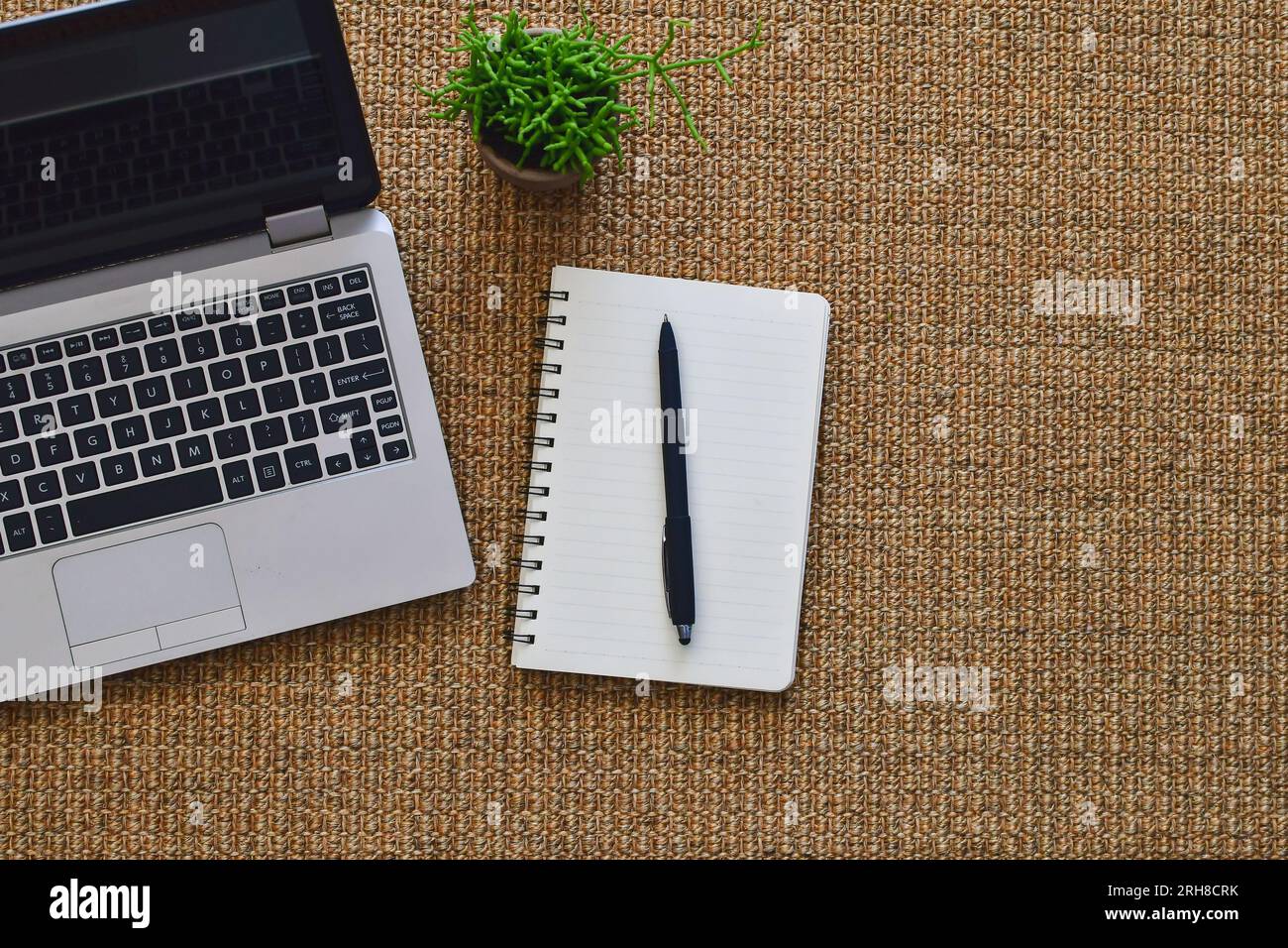 Richten Sie einen Arbeitsplatz mit einem Laptop zu Hause auf dem Boden ein – Business-Konzept. Stockfoto