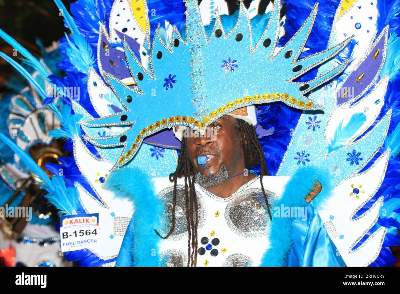 Menschen afrikanischer Abstammung und schwarze Menschen tanzen in der Karibik auf der Junkanoo Street Karneval Parade Stockfoto
