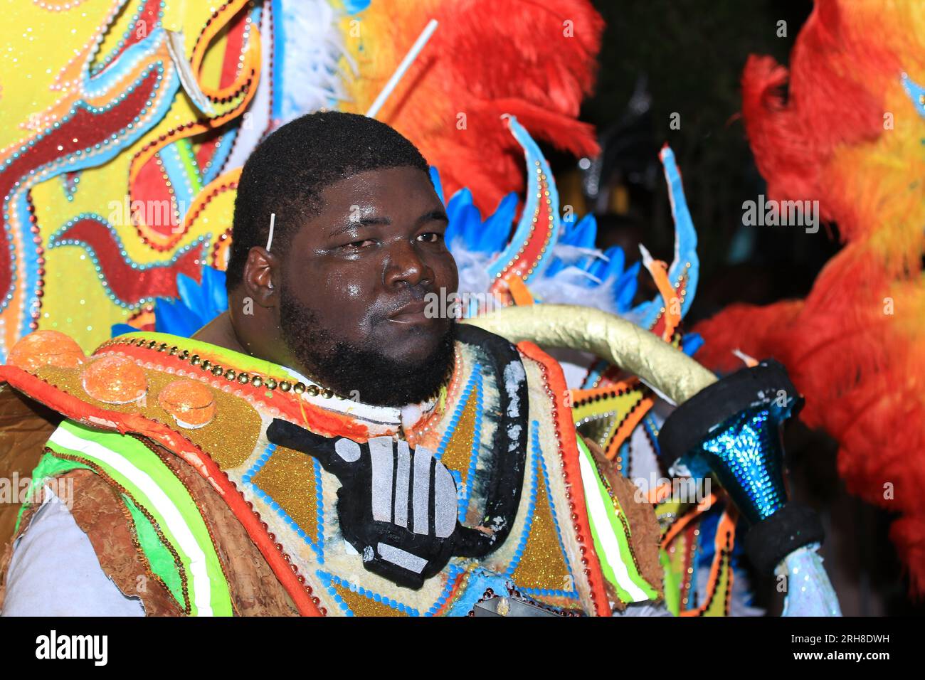 Menschen afrikanischer Abstammung und schwarze Menschen tanzen in der Karibik auf der Junkanoo Street Karneval Parade Stockfoto