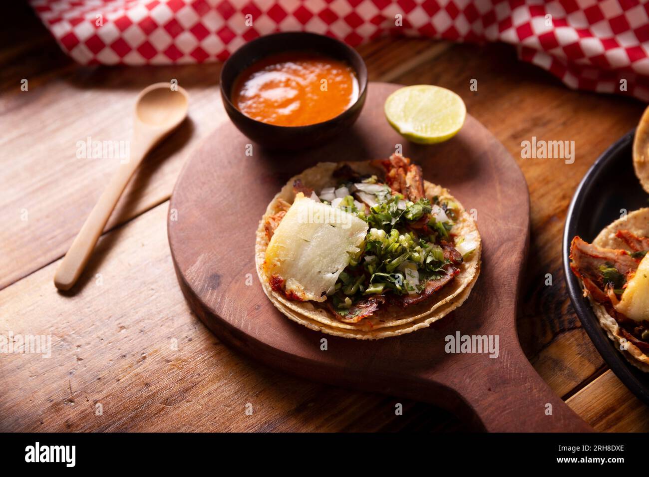 Tacos al Pastor. Auch bekannt als Tacos de Trompo, sind sie die beliebteste Art von Straßen-Tacos in Mexiko, üblicherweise hergestellt aus Schweinefleisch und Rindfleisch mariniert mit Stockfoto