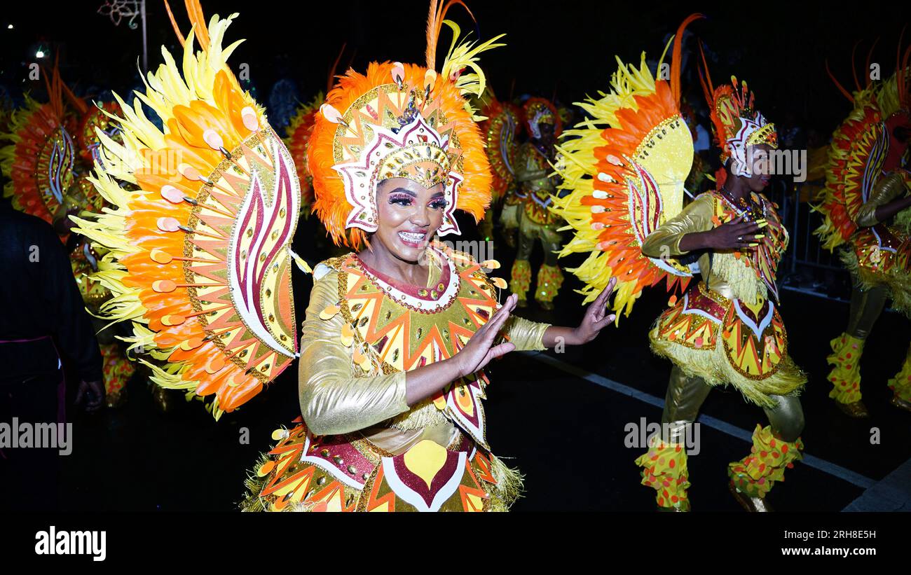 Junkanoo Street Parade am 2. Weihnachtsfeiertag auf den Bahamas, bei der sich Männer und Frauen in bunten Kostümen kleiden. Stockfoto