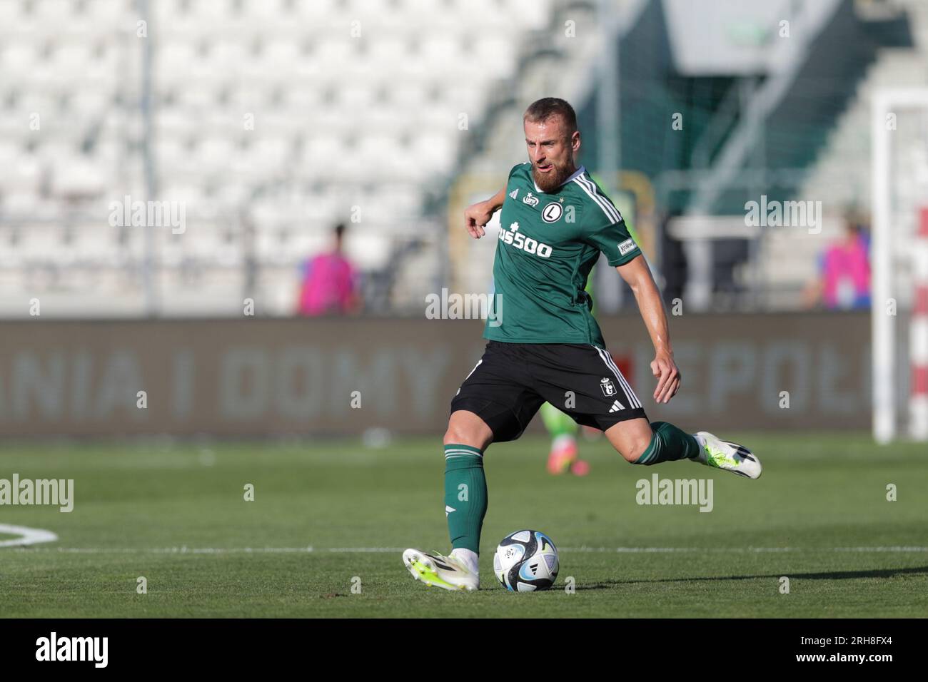 Krakau, Polen. 13. Aug. 2023. Rafal Augustyniak von Legia Warszawa während des Fußballspiels der polnischen PKO Ekstraklasa League 2023/2024 zwischen Puszcza Niepolomice und Legia Warszawa im Cracovia Stadium. Endstand: Puszcza Niepolomice 1:1 Legia Warszawa. Kredit: SOPA Images Limited/Alamy Live News Stockfoto