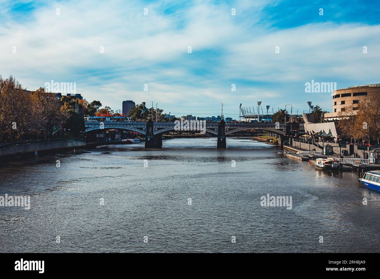 Ein Foto eines Flusses im Geschäftsviertel von Melbourne, Australien. Stockfoto