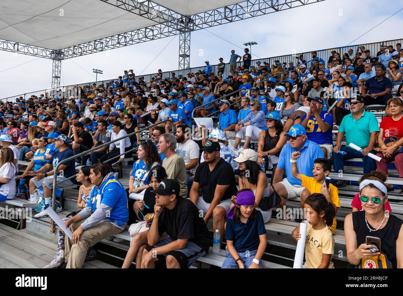 Crowd beobachtet das Trainingslager im Jack Hammett Sports Complex, Montag, 14. August 2023, in Costa Mesa, Calif. (Louis Chen/Image of Sport) Stockfoto