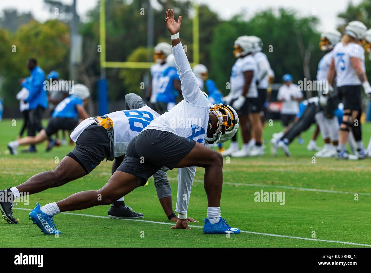 Los Angeles Chargers Tight End Stone Smartt (48) wärmt sich während des Trainingscamps im Jack Hammett Sports Complex auf, Montag, 14. August 2023, in Costa Mesa, Calif. (Louis Chen/Image of Sport) Stockfoto