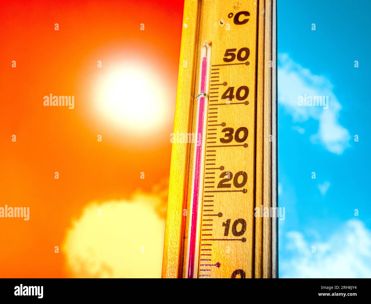 Ein heißer Sommertag, an dem das Thermometer eine hohe Hitzewellentemperatur von 50 Grad Celsius anzeigt. Globaler Klimawandel, extremes Wetter, roter Alarm. Stockfoto