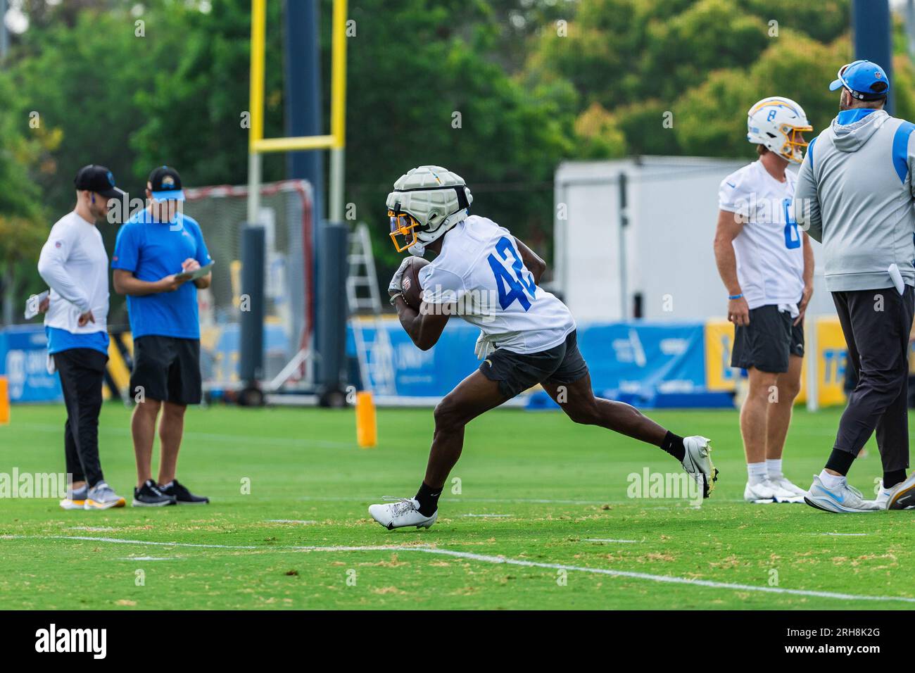 Los Angeles Chargers Running Back Elijah Dotson (42) läuft den Ball während des Trainingslagers im Jack Hammett Sports Complex, Montag, 14. August 2023, in Costa Mesa, Calif. (Louis Chen/Image of Sport) Stockfoto