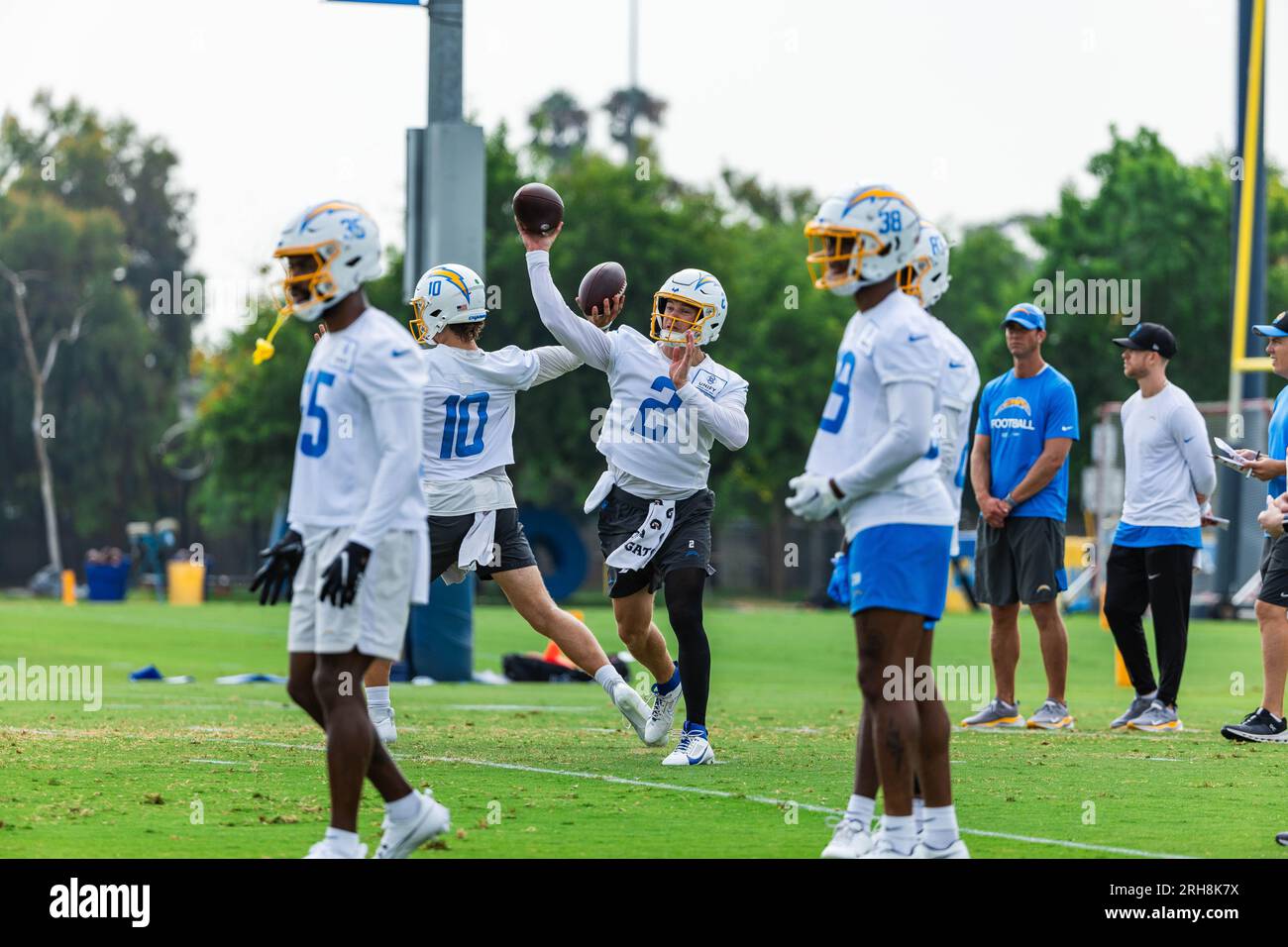 Los Angeles Chargers Quarterback Easton Stick (2) bereitet sich darauf vor, den Ball während des Trainingslagers im Jack Hammett Sports Complex zu werfen, Montag, 14. August 2023, in Costa Mesa, Calif. (Louis Chen/Image of Sport) Stockfoto