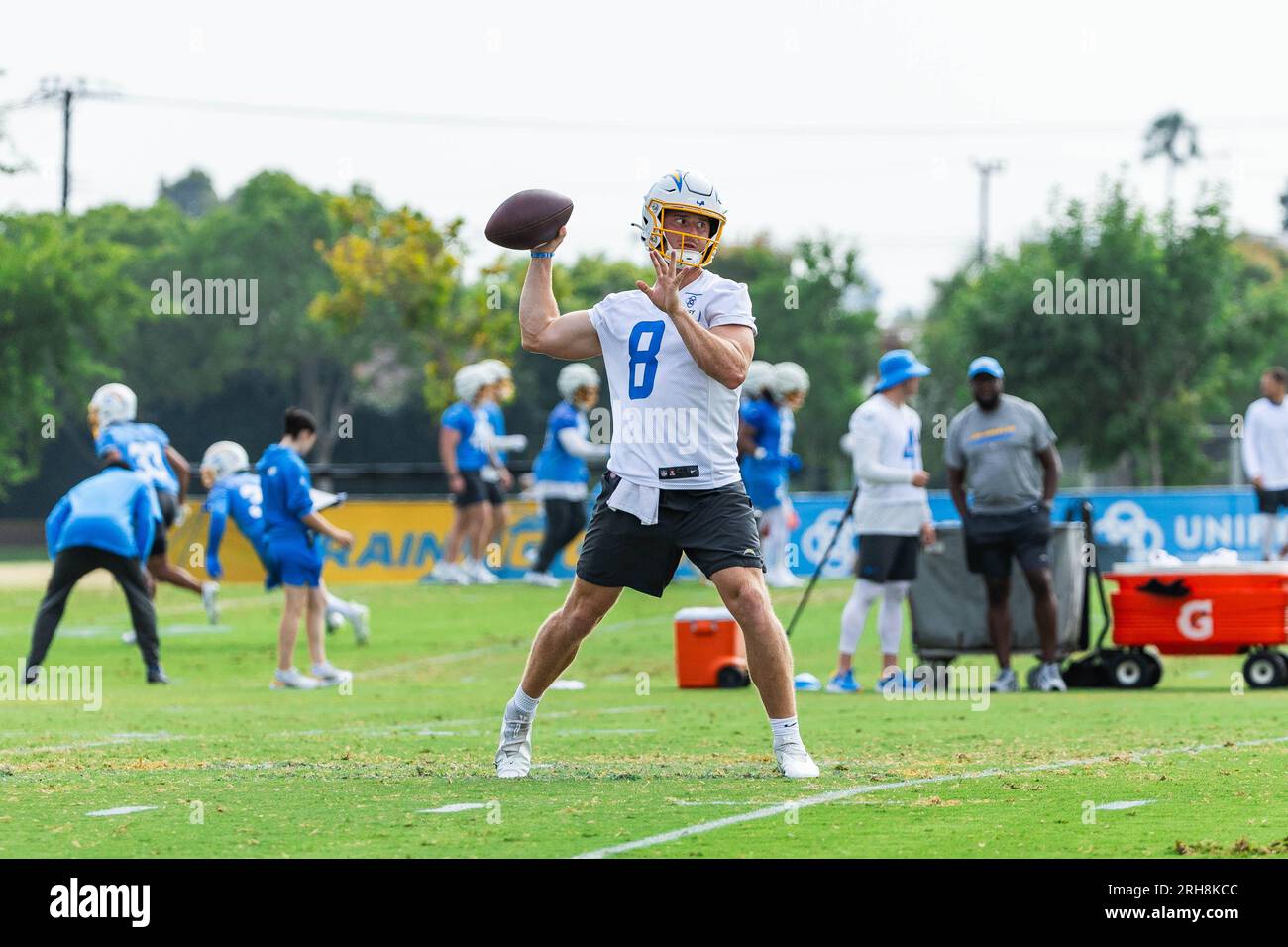 Los Angeles Chargers Quarterback Max Duggan (8) bereitet sich darauf vor, den Ball während des Trainingslagers im Jack Hammett Sports Complex zu werfen, Montag, 14. August 2023, in Costa Mesa, Calif. (Louis Chen/Image of Sport) Stockfoto