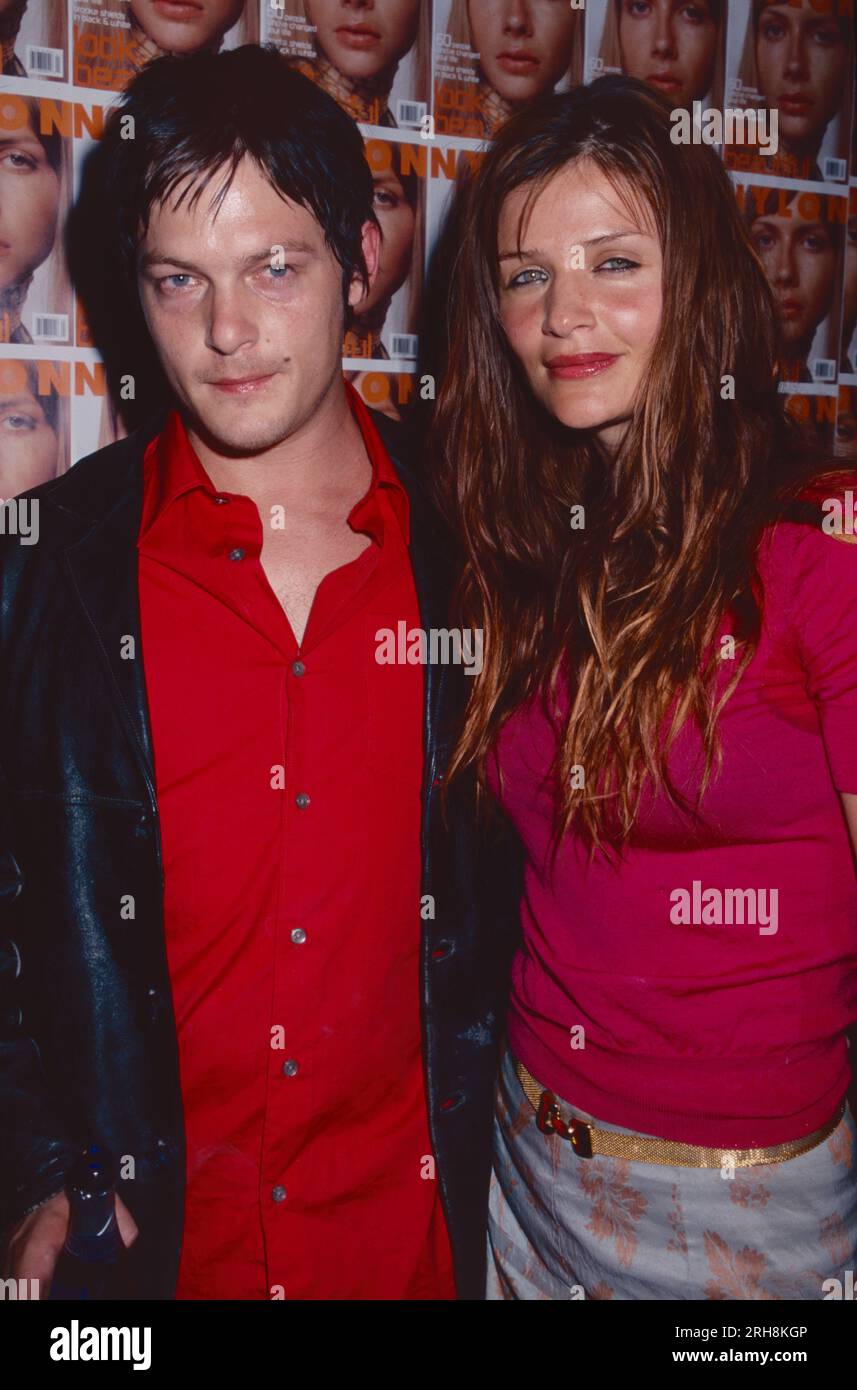 Norman Reedus und Helena Christensen nehmen am 22. März 2000 an der Party zum 1. Jubiläum für das Nylon Magazine in Skirt in New York City Teil. Foto: Henry McGee/MediaPunch Stockfoto