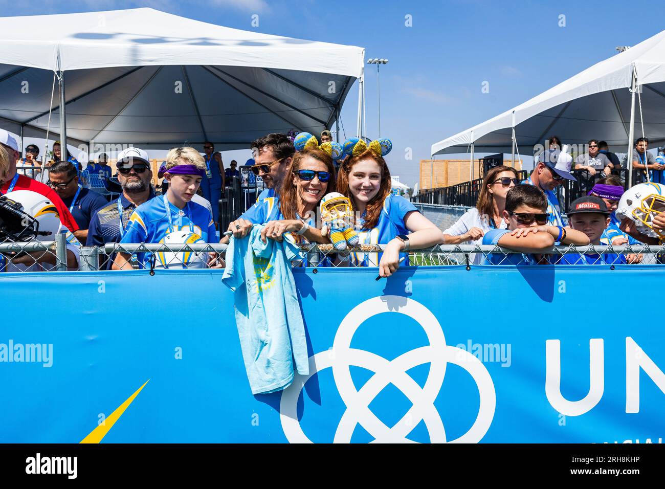 Fans kommen für Autogramme während des Trainingscamps im Jack Hammett Sports Complex, Montag, 14. August 2023, in Costa Mesa, zusammen. Calif. (Louis Chen/Image of Sport) Stockfoto