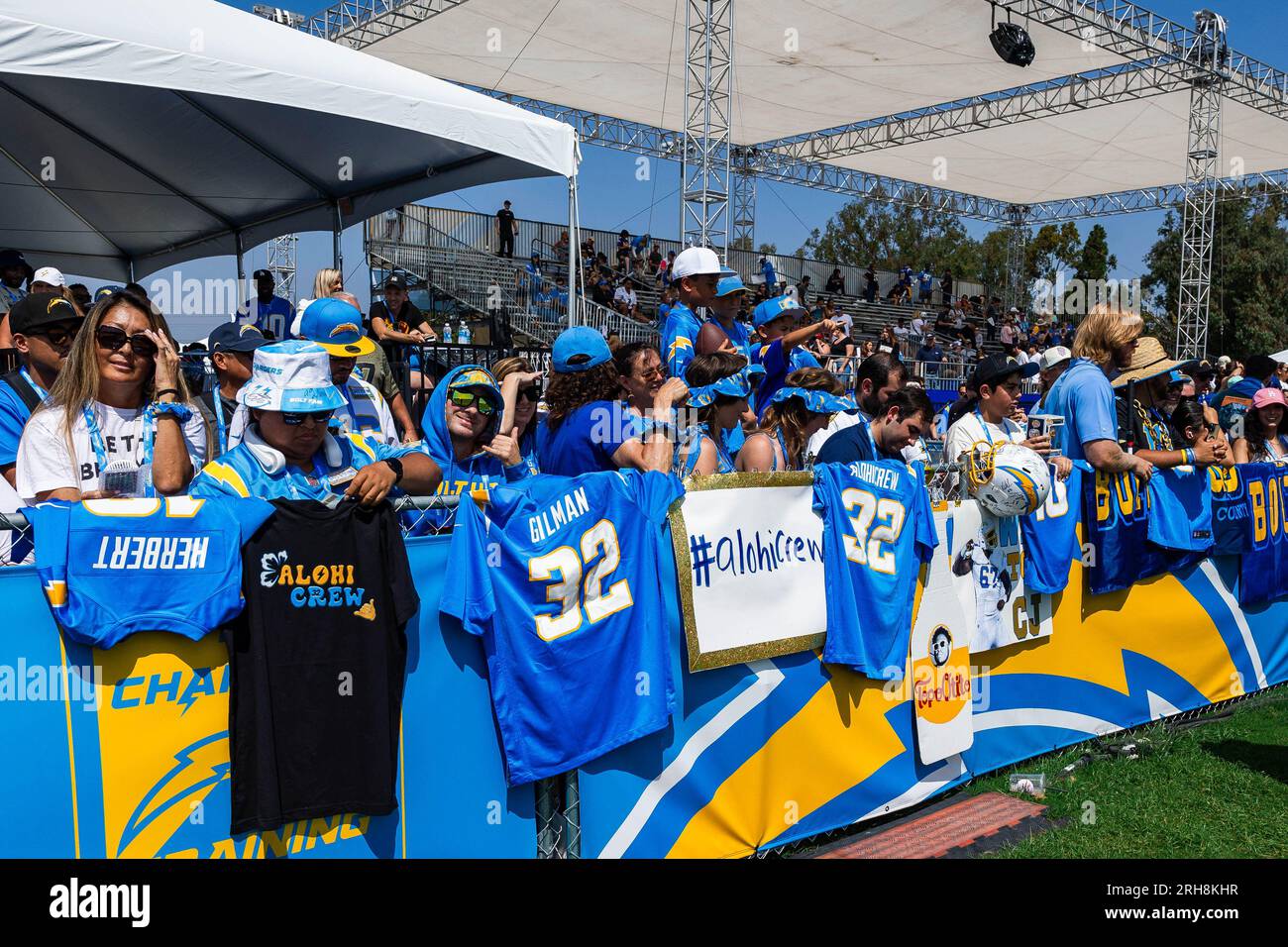 Fans kommen für Autogramme während des Trainingscamps im Jack Hammett Sports Complex, Montag, 14. August 2023, in Costa Mesa, zusammen. Calif. (Louis Chen/Image of Sport) Stockfoto