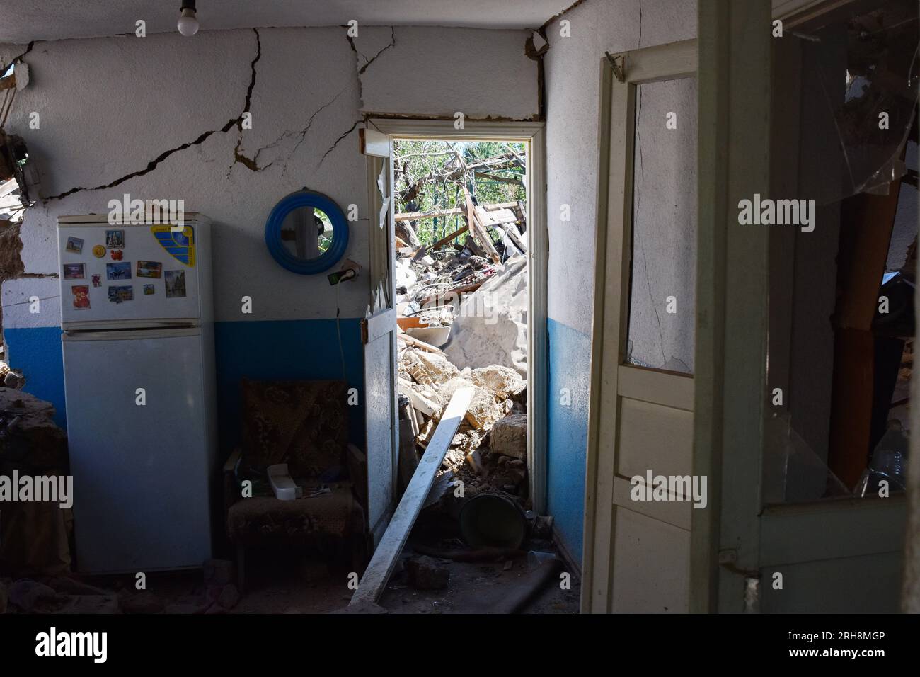 Ein Kühlschrank ist im Haus zu sehen, das durch russische Bomben in Stepne, nahe Zaporizhia, zerstört wurde. Russische Streitkräfte haben drei Raketenangriffe auf Stepne nahe Zaporischschi durchgeführt. Als Folge des Raketenangriffs auf Stepne starben ein 77-jähriger Mann und eine 70-jährige Frau. Eine 64-jährige Frau wurde in eine medizinische Einrichtung gebracht und erhält die notwendige Hilfe. Das Innenministerium berichtete, dass der russische Raketenangriff gegen 2:00 UHR (August 14) stattfand. (Foto: Andriy Andriyenko/SOPA Images/Sipa USA) Stockfoto