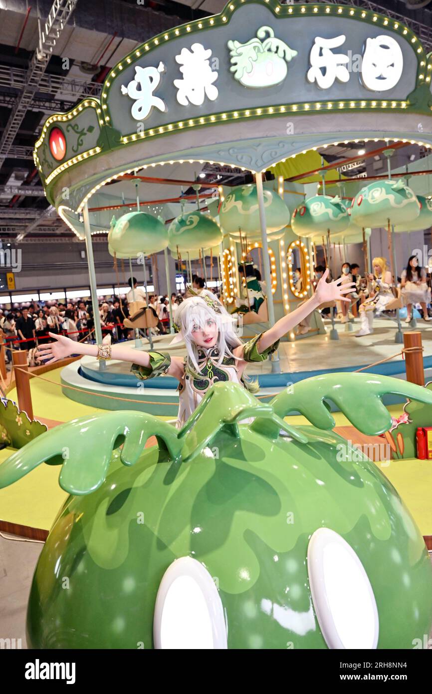 SHANGHAI, CHINA - 13. AUGUST 2023 - Überblick über die erste Offline-Karnevalsveranstaltung „Genshin Impact FES“ für das von Mihoy entwickelte Spiel „Genshin Impact“ Stockfoto