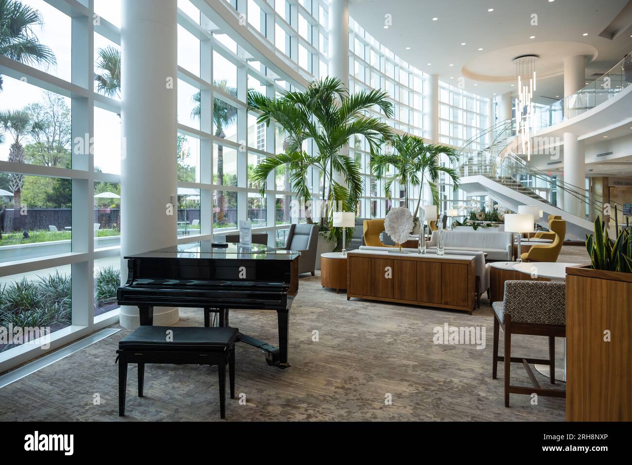 Wunderschönes, sonnenbeleuchtetes Atrium in der Mayo Clinic in Jacksonville, Florida. (USA) Stockfoto