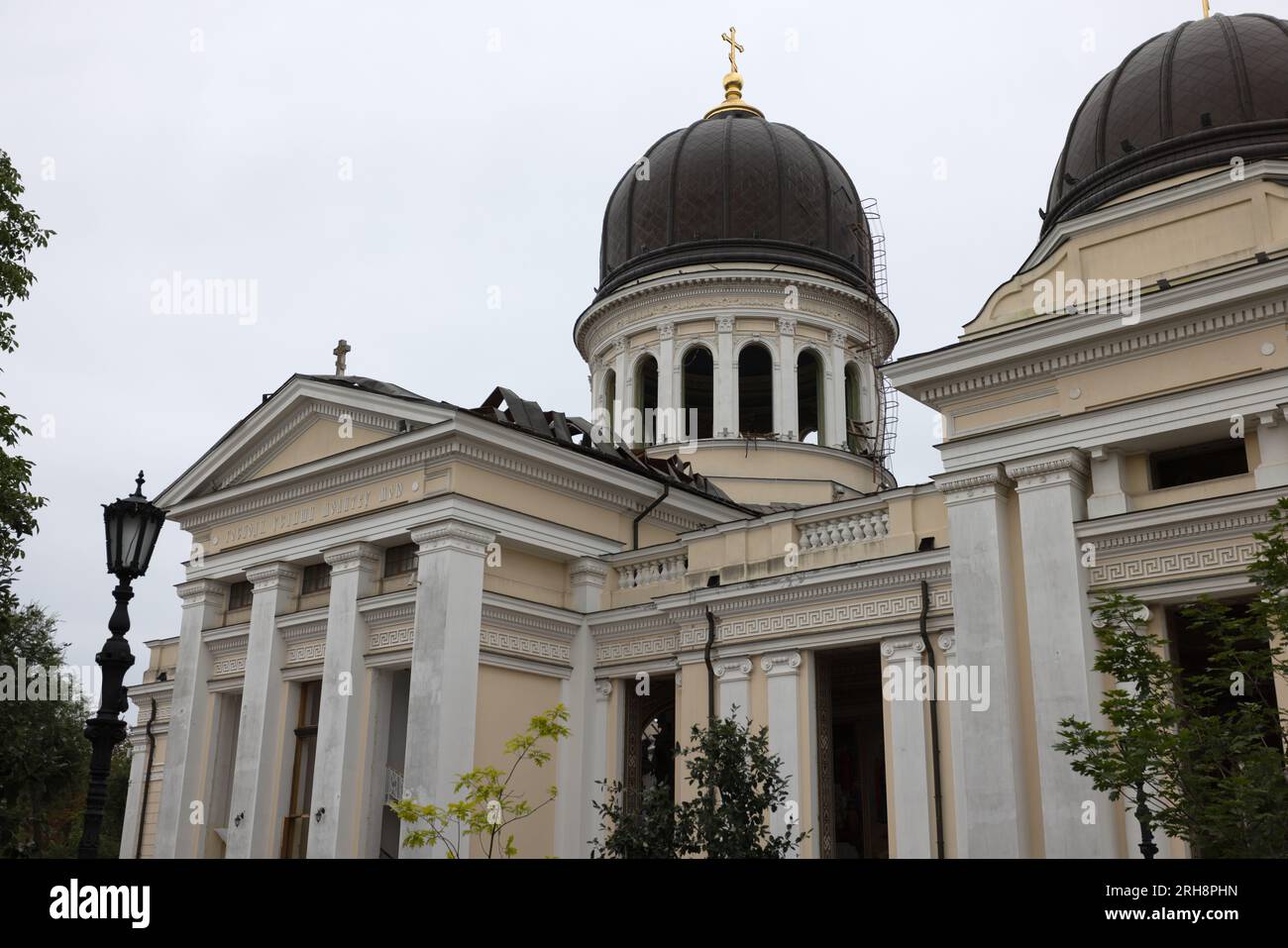 Bau einer orthodoxen Kirche in Odessa, die während des Krieges zwischen Ukraine und Russland durch Raketen zerstört wurde. Zerbrochene Mauer bricht orthodoxe Ikonen, Kreuze, religiöse Schmerzen Stockfoto